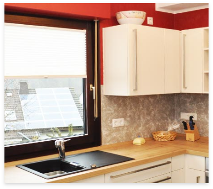 Küche mit Spülbecken und Fenster