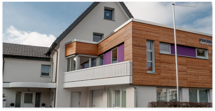 Haus mit Holzfassade und Balkon