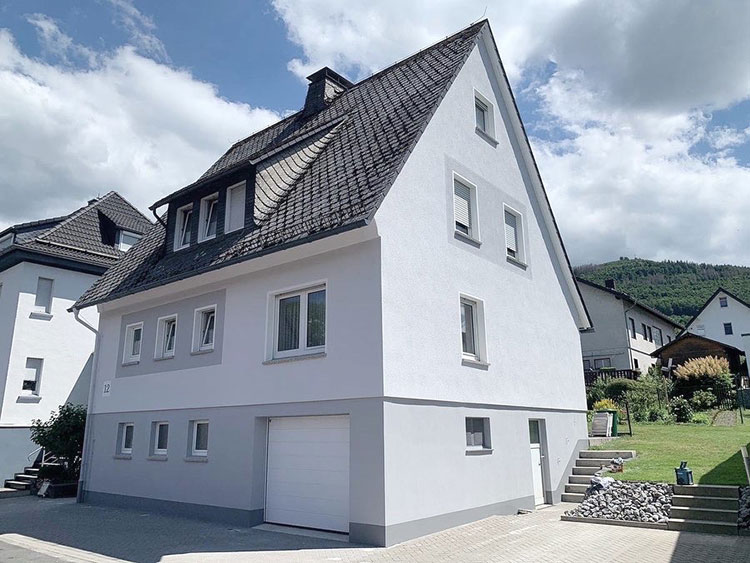 Nachher-Ansicht einer renovierten Hausfassade