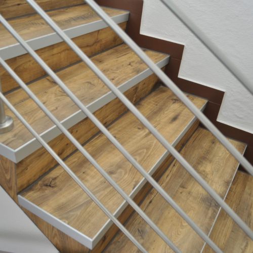 Moderne Holzstufen mit Geländer