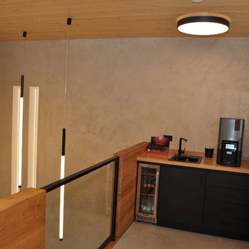 Moderne Kaffeküche mit Deckenbeleuchtung