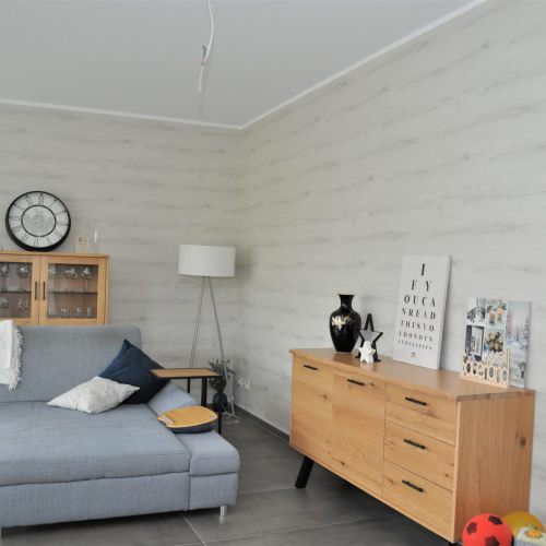 Wohnzmmer mit Sofa und moderner Wandveredelung
