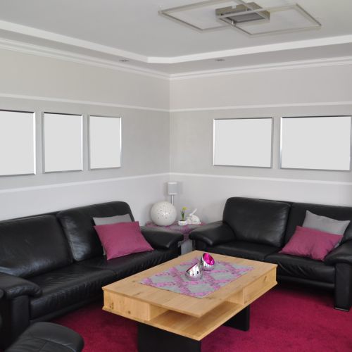 Wonzimmer mit Couchgarnitur und Tisch
