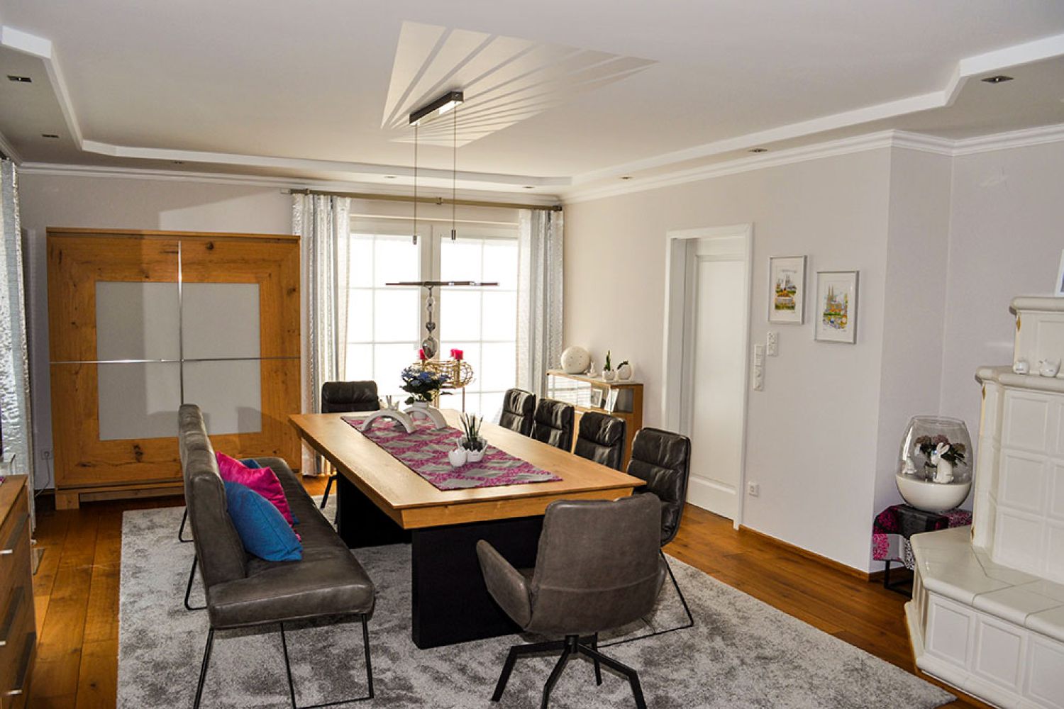 Renoviertes Esszimmer mit Tisch und Stühlen