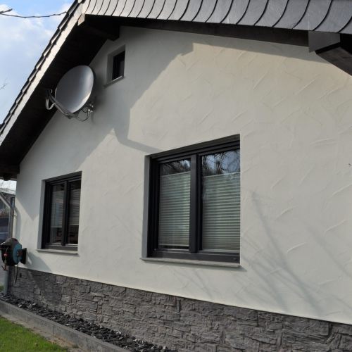 Haus mit Satelitenschüssel