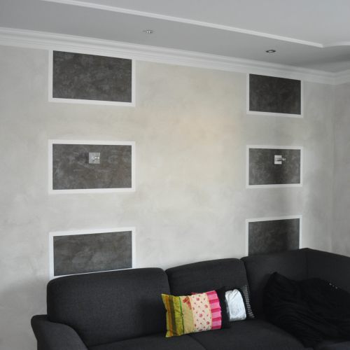 Dekorative Wandveredelung und Sofa