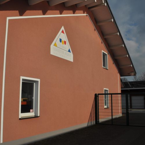 Renovierte Hausfassade mit dem Logo von Martin Jesse