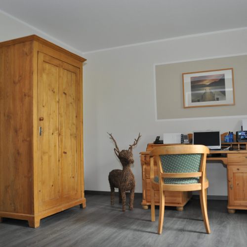 Holzschrank mit Tisch und Stuhl