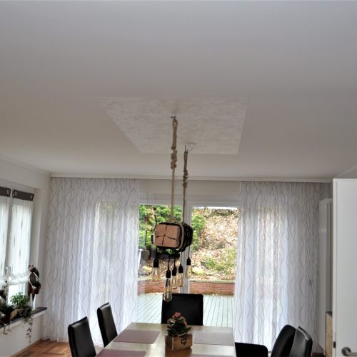 Esszimmer-Decke mit Deckenleuchte