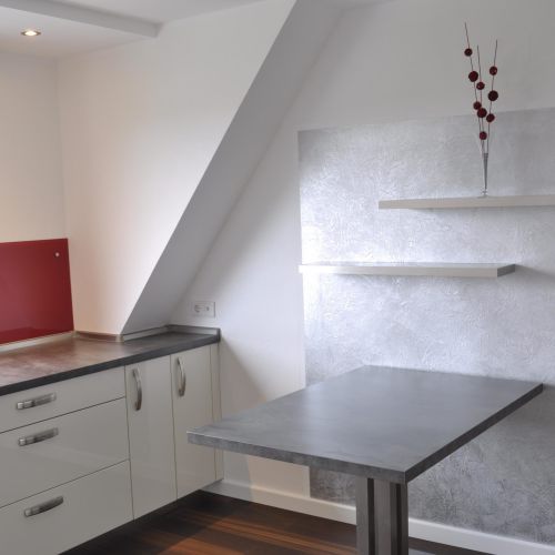 Küchenzeile mit Tisch und Regalen