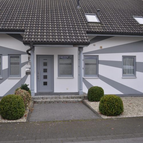 Haus mit kreativer Fassadengestaltung