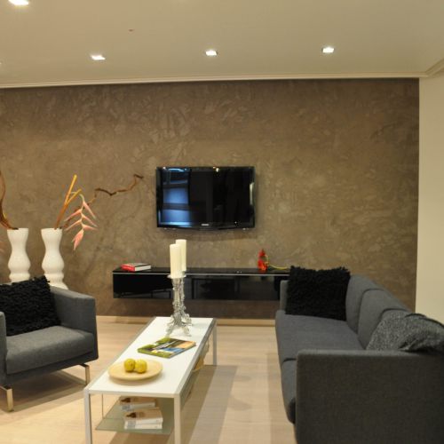 Modernes Wohnzimmer mit Sofa, Tisch und TV
