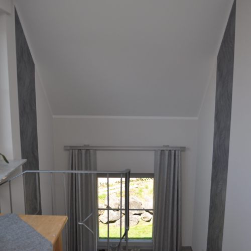Fenster mit Gardine und moderne Wandgestaltung