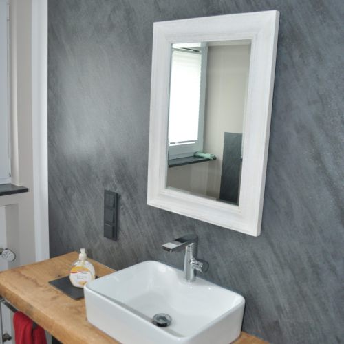 Modernes Waschbecken mit Spiegel