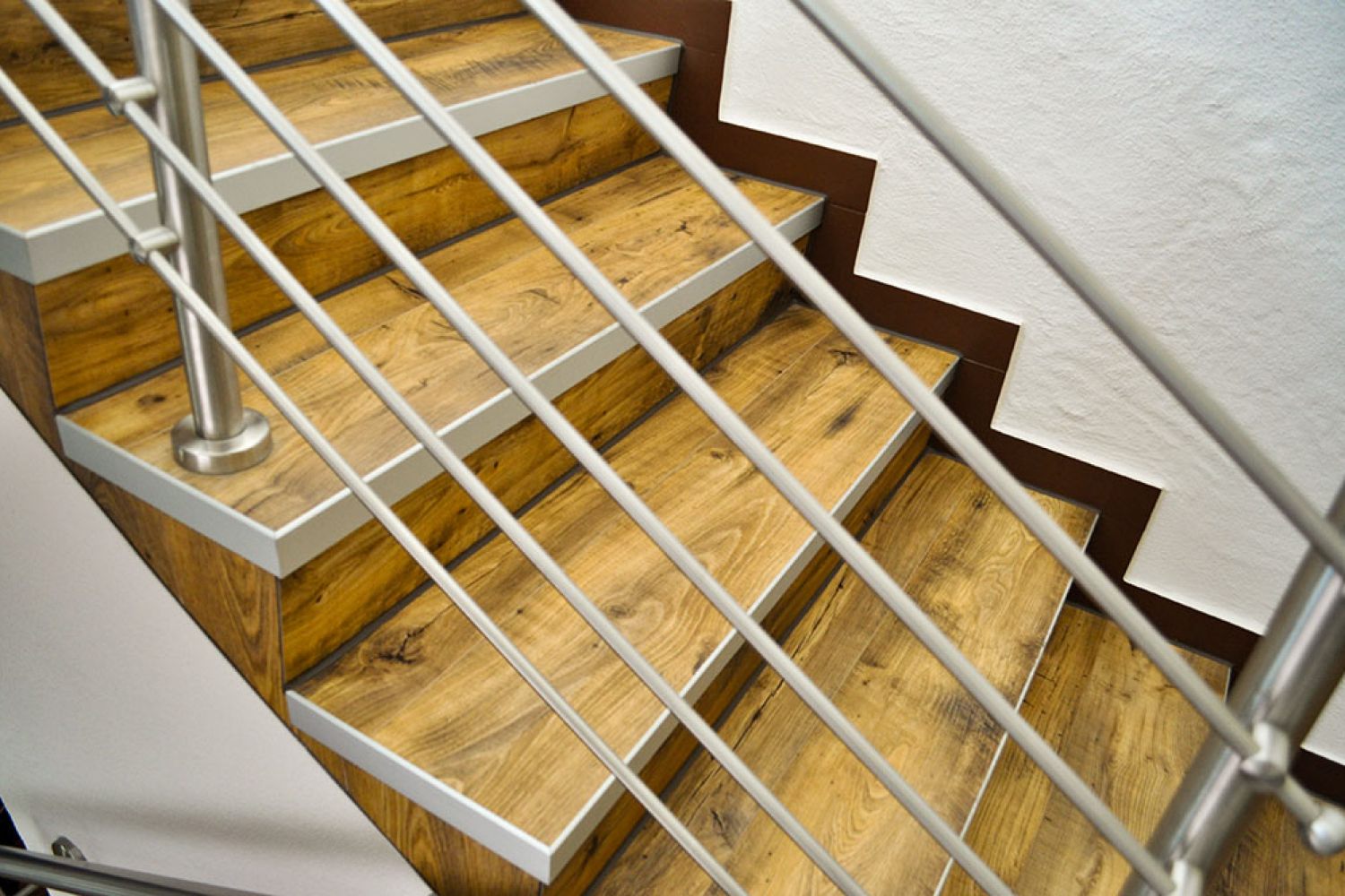 Moderne Holztreppenstufen mit Geländer