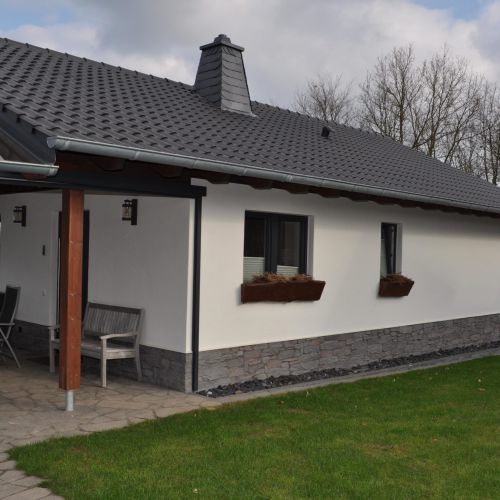 Kleines Haus mit Gartenmöbeln